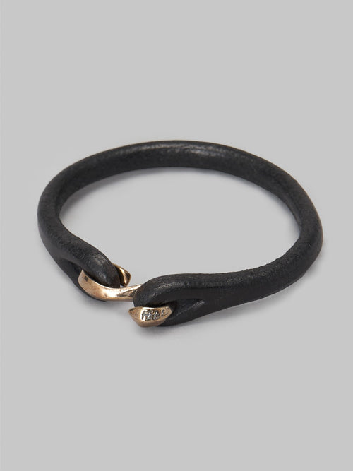 the flat head leather and silver single bracelet black